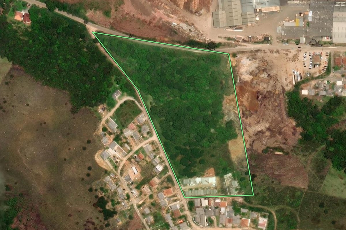 Imagem de satélite do imóvel rural em Bocaiúva do Sul (PR), com o contorno declarado no CAR desenhado por cima.