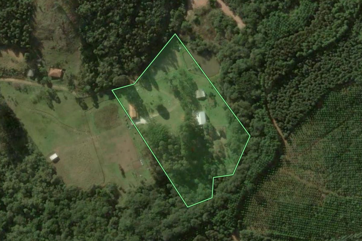 Imagem de satélite do imóvel rural em Bocaiúva do Sul (PR), com o contorno declarado no CAR desenhado por cima.