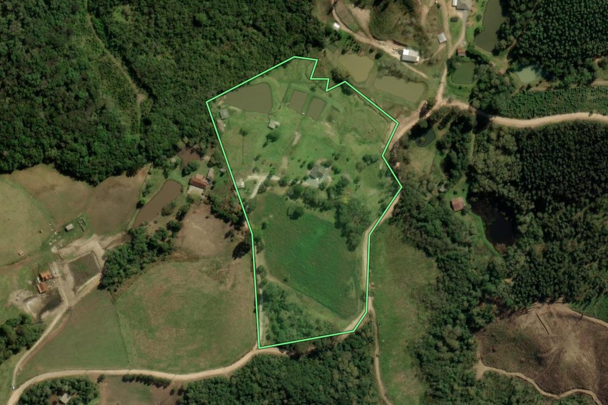 Imagem de satélite do imóvel rural em Bocaiúva do Sul (PR), com o contorno declarado no CAR desenhado por cima.
