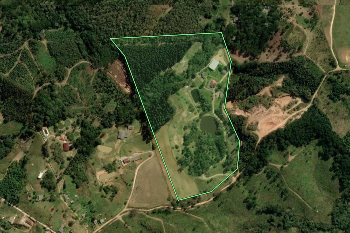Imagem de satélite do imóvel rural em Bocaiúva do Sul (PR), com o contorno declarado no CAR desenhado por cima.