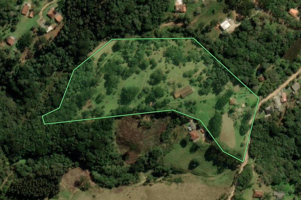 Imagem de satélite do imóvel rural em Bocaiúva do Sul (PR), com o contorno declarado no CAR desenhado por cima.