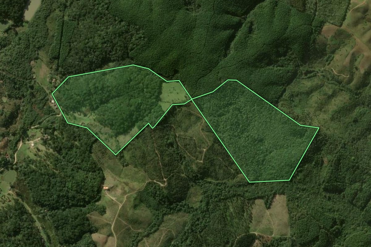 Imagem de satélite do imóvel rural em Bocaiúva do Sul (PR), com o contorno declarado no CAR desenhado por cima.