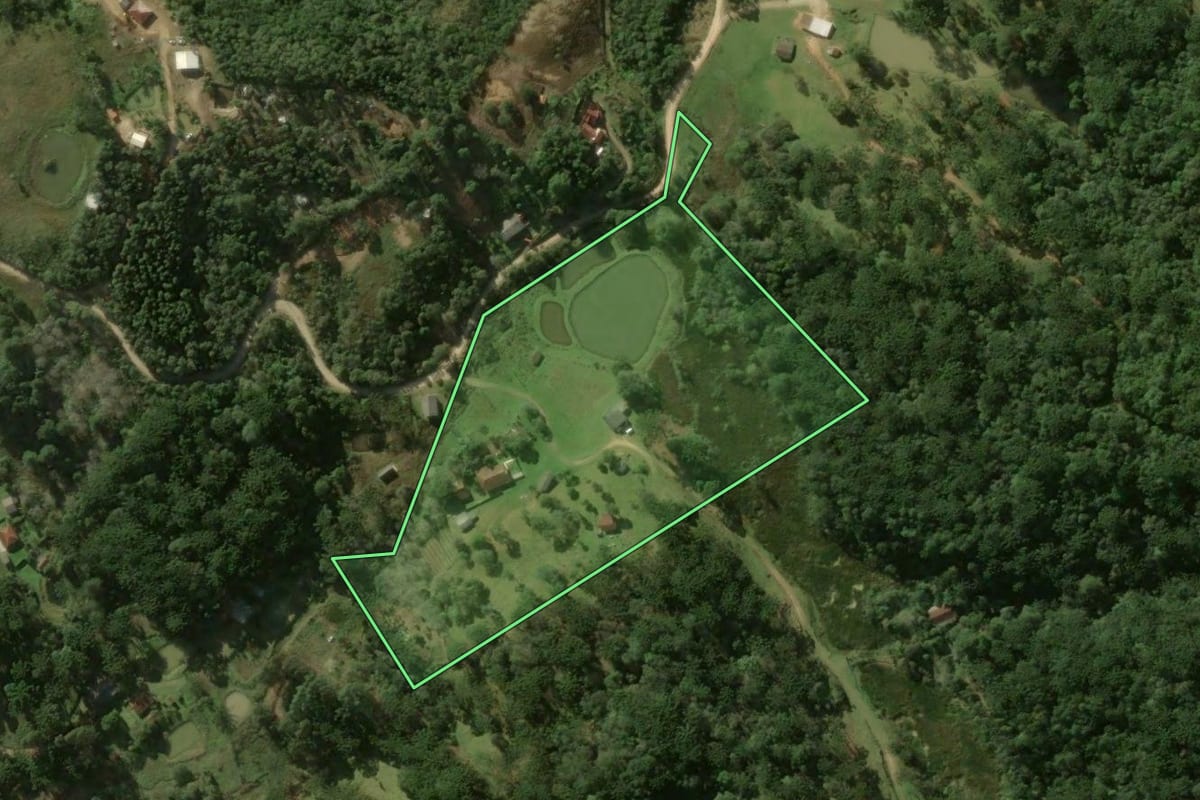 Imagem de satélite do imóvel rural em Bocaiúva do Sul (PR), com o contorno declarado no CAR desenhado por cima.