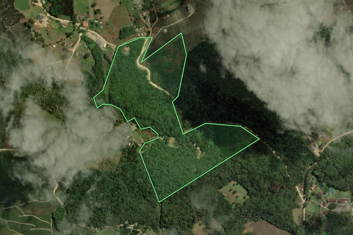 Imagem de satélite do imóvel rural em Bocaiúva do Sul (PR), com o contorno declarado no CAR desenhado por cima.