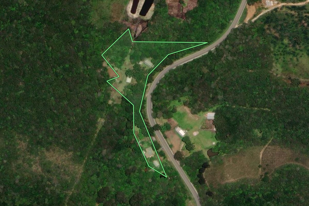 Imagem de satélite do imóvel rural em Bocaiúva do Sul (PR), com o contorno declarado no CAR desenhado por cima.