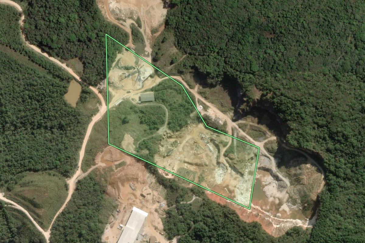 Imagem de satélite do imóvel rural em Bocaiúva do Sul (PR), com o contorno declarado no CAR desenhado por cima.