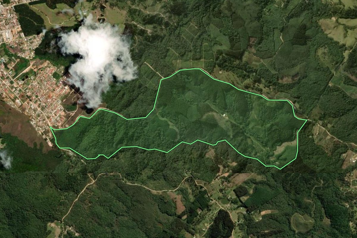 Imagem de satélite do imóvel rural em Bocaiúva do Sul (PR), com o contorno declarado no CAR desenhado por cima.