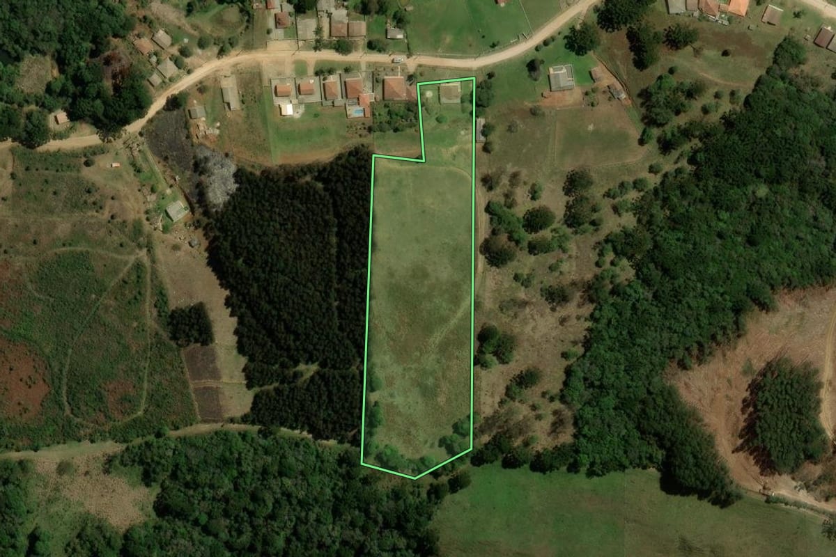 Imagem de satélite do imóvel rural em Bocaiúva do Sul (PR), com o contorno declarado no CAR desenhado por cima.