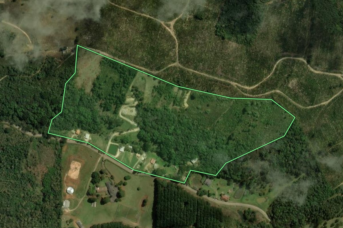 Imagem de satélite do imóvel rural em Bocaiúva do Sul (PR), com o contorno declarado no CAR desenhado por cima.