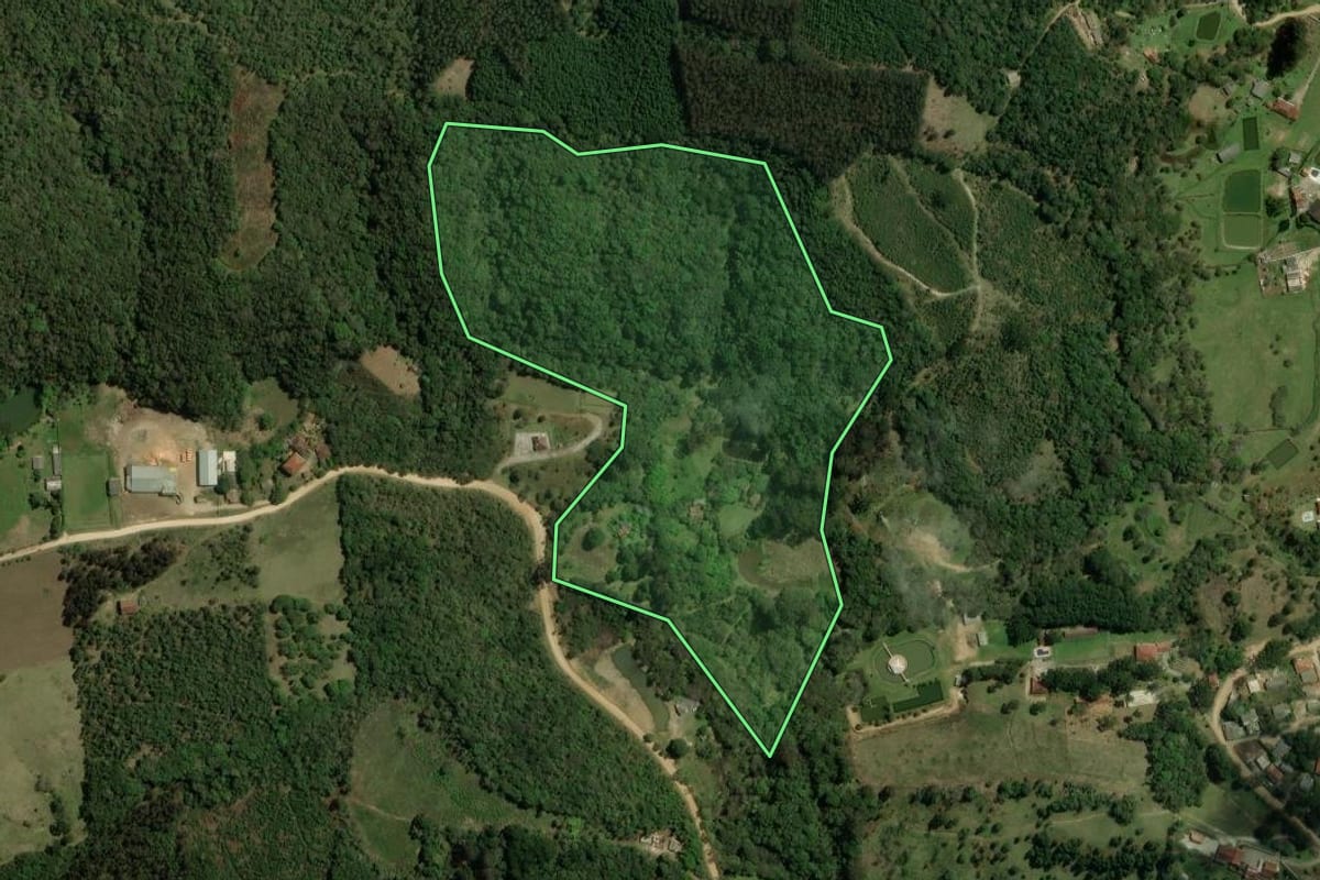 Imagem de satélite do imóvel rural em Bocaiúva do Sul (PR), com o contorno declarado no CAR desenhado por cima.