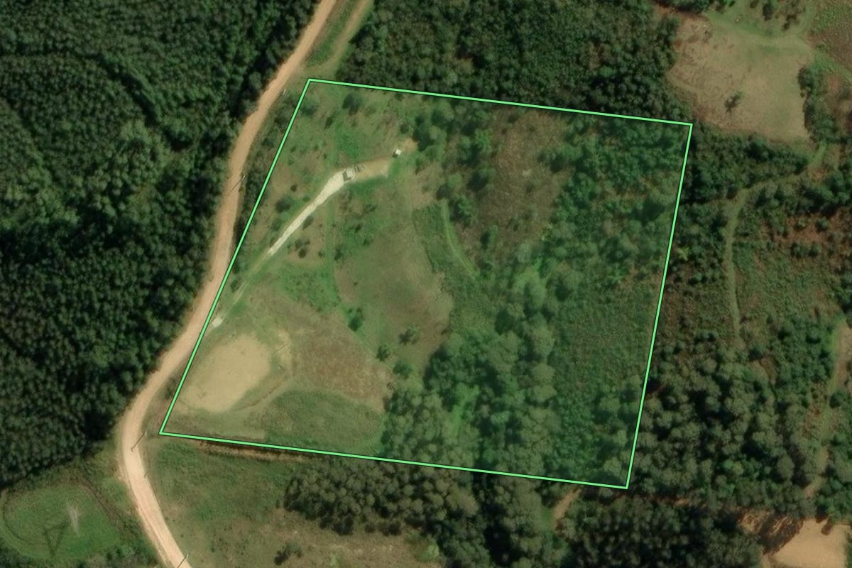 Imagem de satélite do imóvel rural em Bocaiúva do Sul (PR), com o contorno declarado no CAR desenhado por cima.