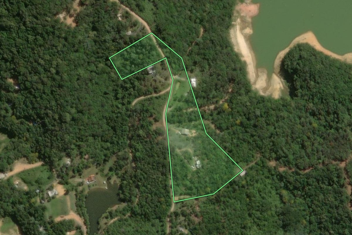 Imagem de satélite do imóvel rural em Bocaiúva do Sul (PR), com o contorno declarado no CAR desenhado por cima.