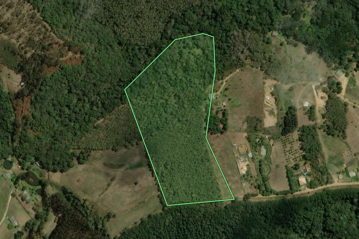 Imagem de satélite do imóvel rural em Bocaiúva do Sul (PR), com o contorno declarado no CAR desenhado por cima.
