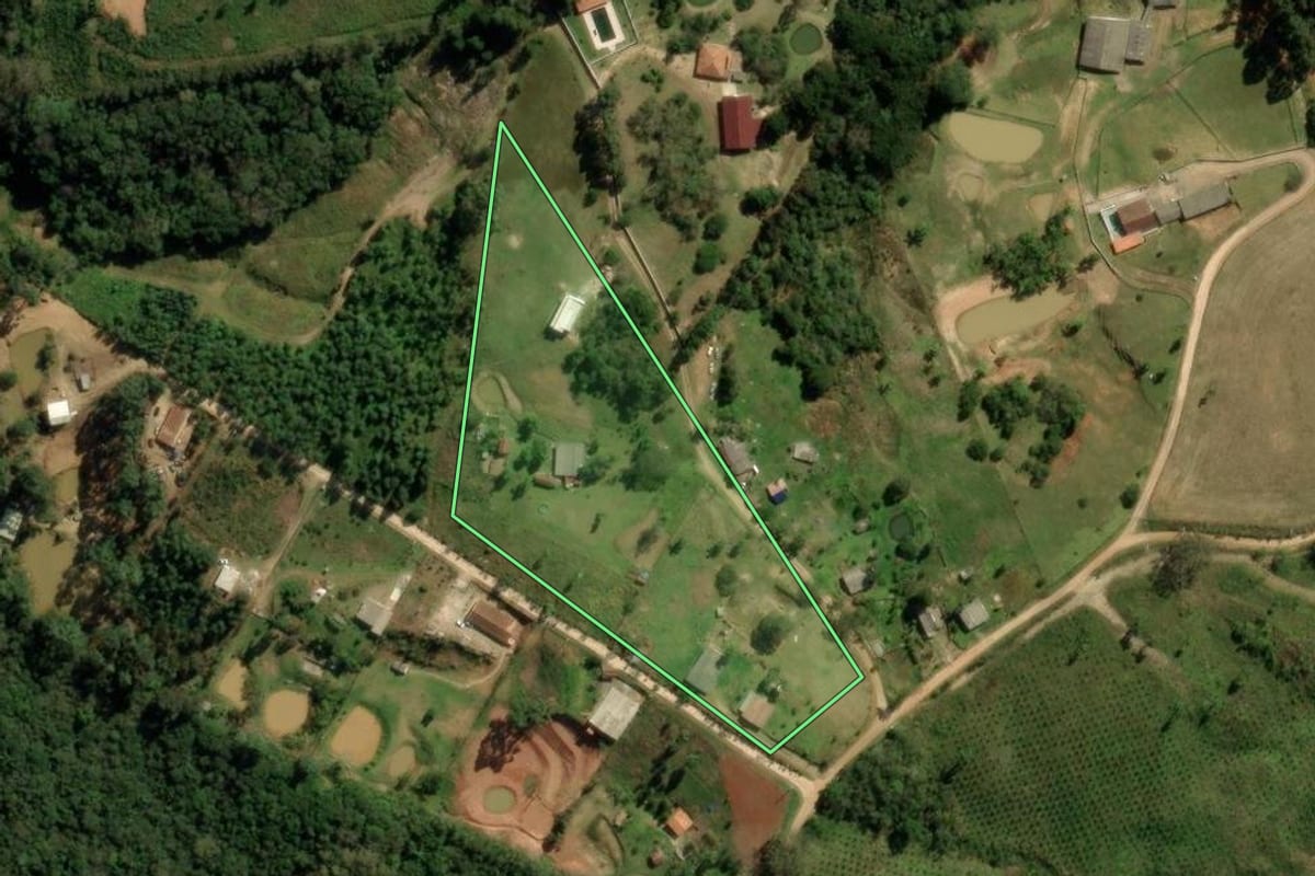 Imagem de satélite do imóvel rural em Bocaiúva do Sul (PR), com o contorno declarado no CAR desenhado por cima.