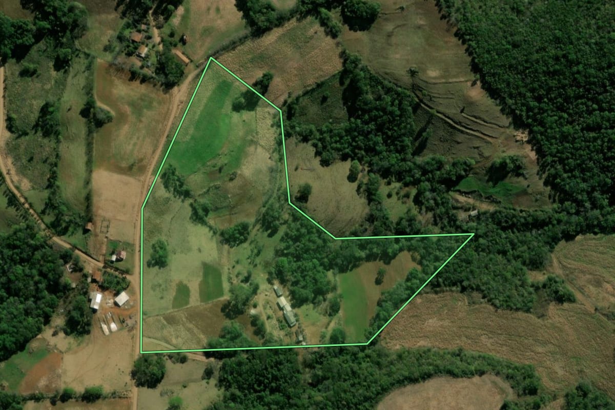 Imagem de satélite do imóvel rural em Bom Jesus do Sul (PR), com o contorno declarado no CAR desenhado por cima.