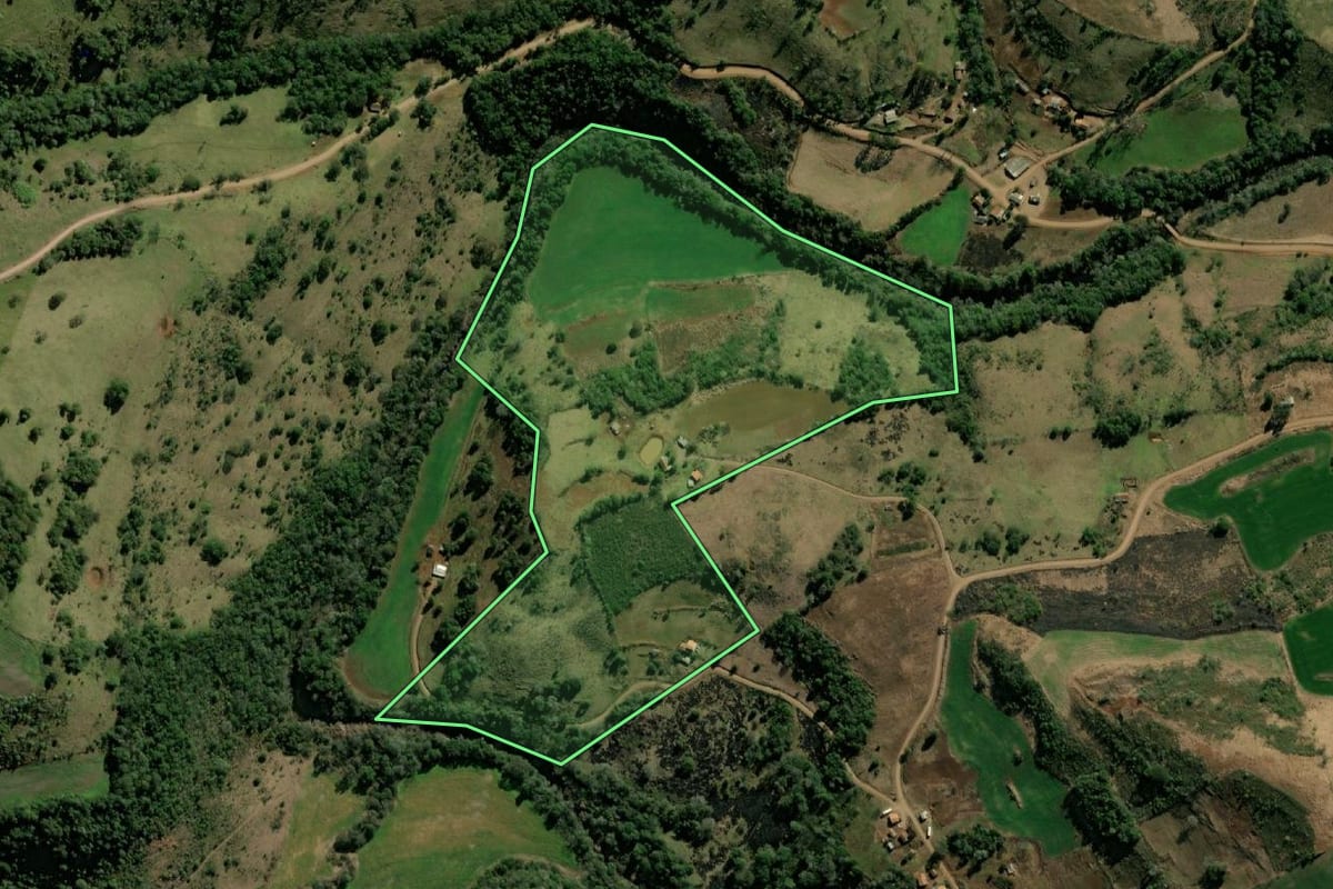 Imagem de satélite do imóvel rural em Bom Jesus do Sul (PR), com o contorno declarado no CAR desenhado por cima.
