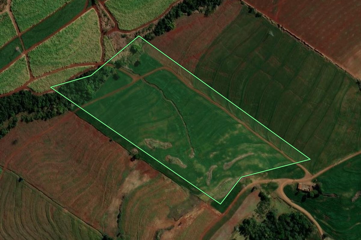 Imagem de satélite do imóvel rural em Bom Sucesso (PR), com o contorno declarado no CAR desenhado por cima.