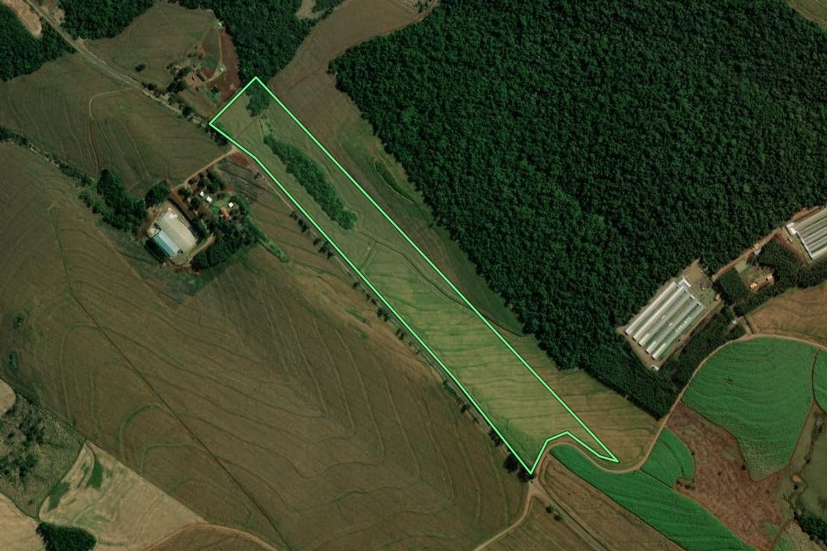 Imagem de satélite do imóvel rural em Bom Sucesso (PR), com o contorno declarado no CAR desenhado por cima.
