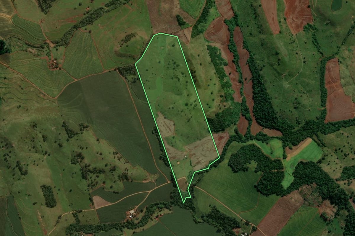 Imagem de satélite do imóvel rural em Bom Sucesso (PR), com o contorno declarado no CAR desenhado por cima.
