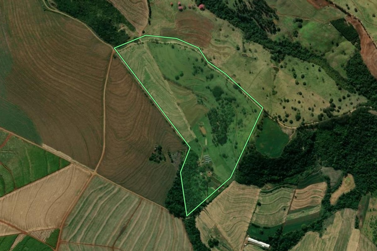 Imagem de satélite do imóvel rural em Bom Sucesso (PR), com o contorno declarado no CAR desenhado por cima.