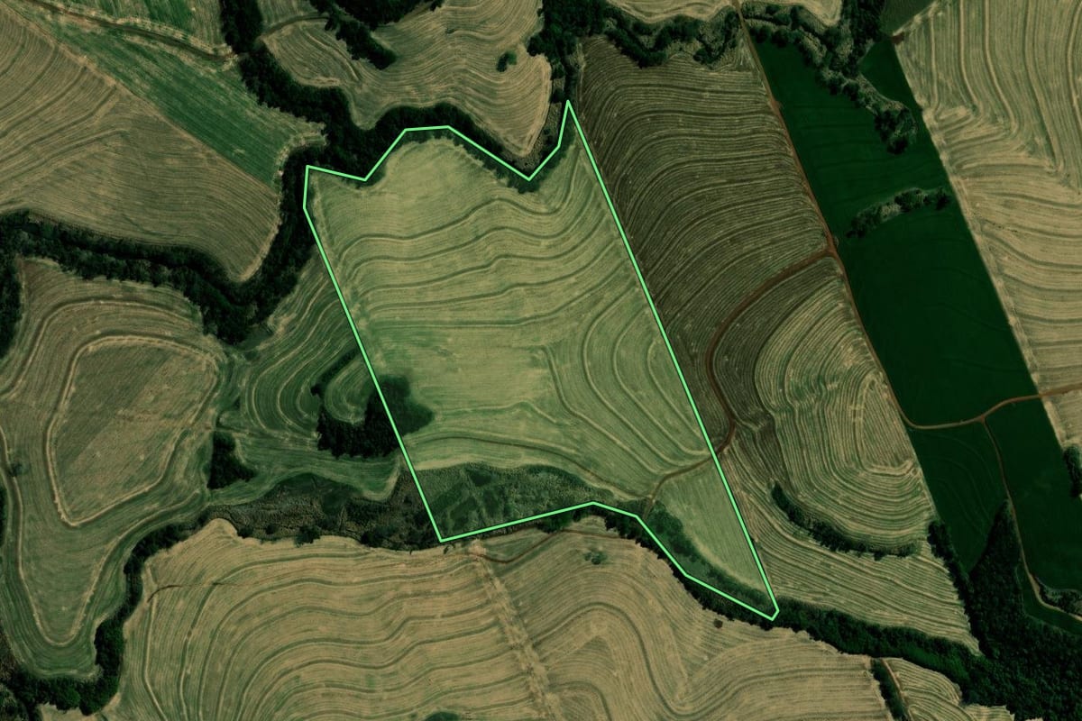 Imagem de satélite do imóvel rural em Bom Sucesso (PR), com o contorno declarado no CAR desenhado por cima.