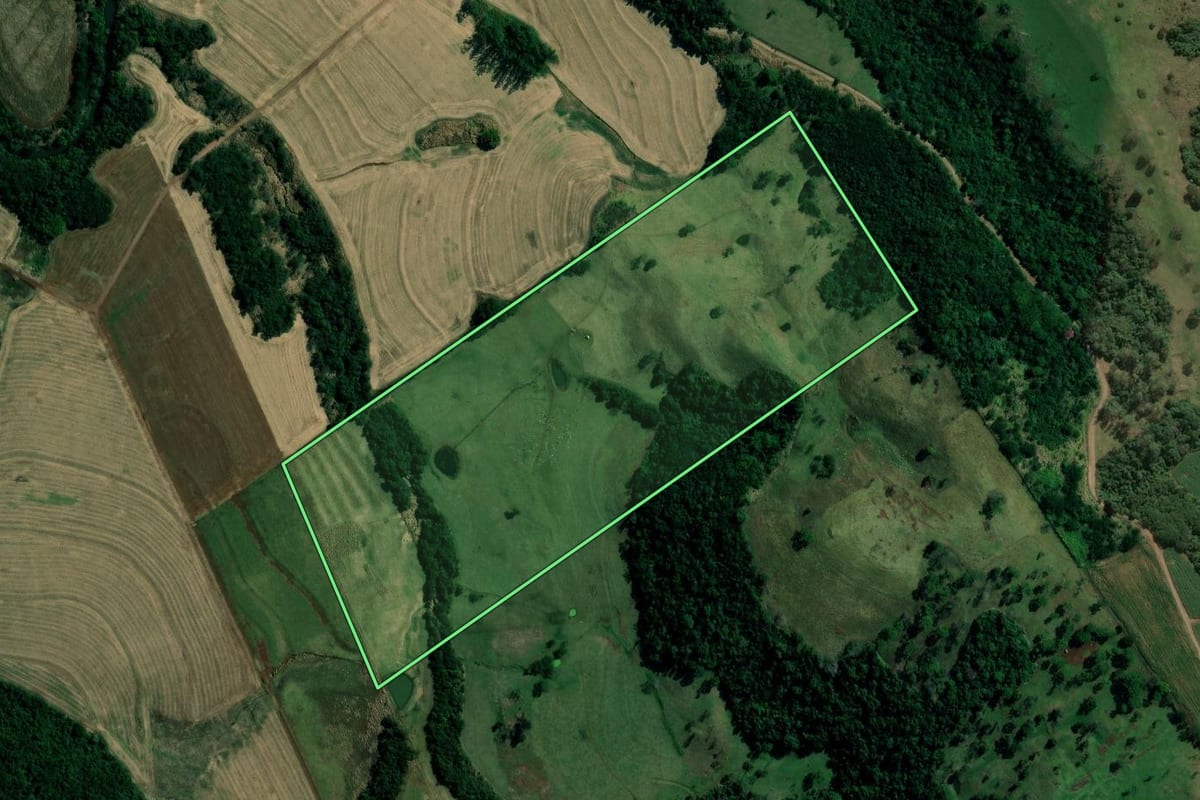 Imagem de satélite do imóvel rural em Bom Sucesso (PR), com o contorno declarado no CAR desenhado por cima.