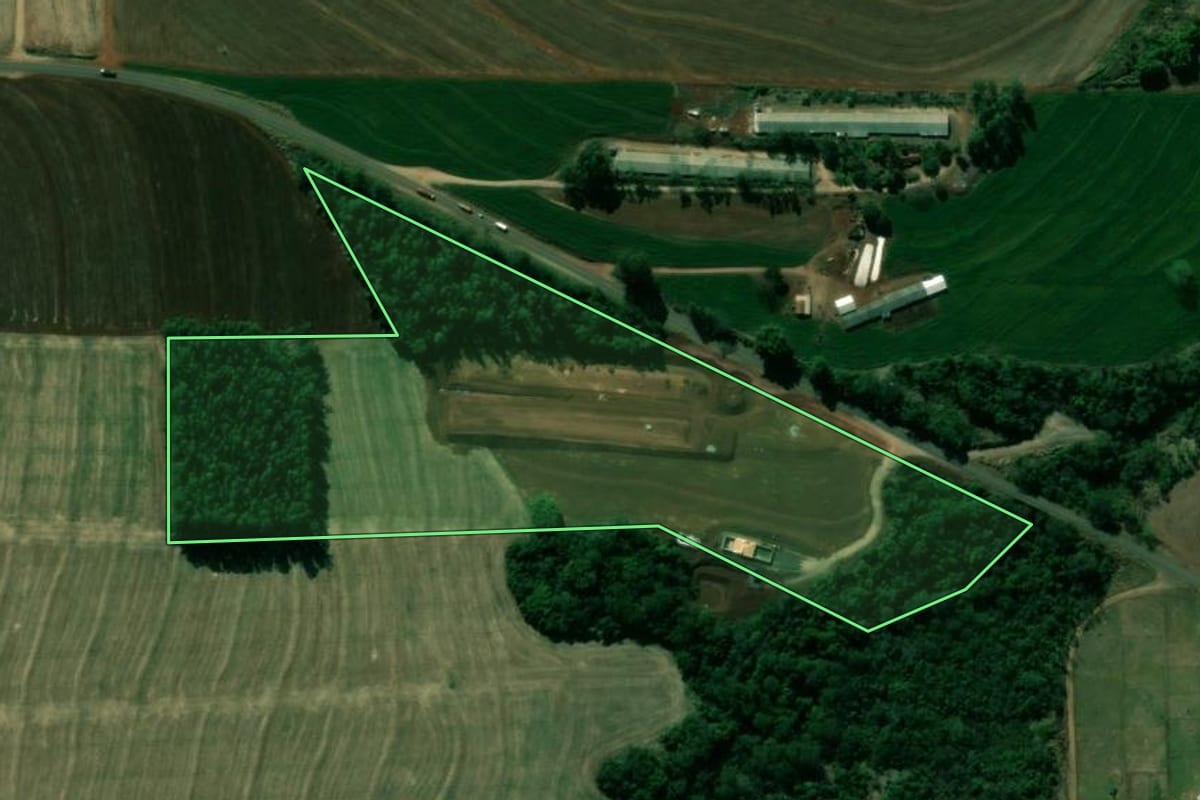 Imagem de satélite do imóvel rural em Bom Sucesso (PR), com o contorno declarado no CAR desenhado por cima.