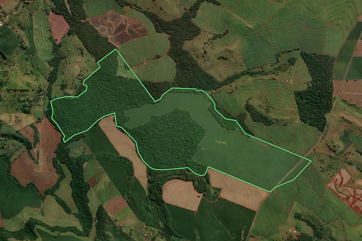 Imagem de satélite do imóvel rural em Bom Sucesso (PR), com o contorno declarado no CAR desenhado por cima.