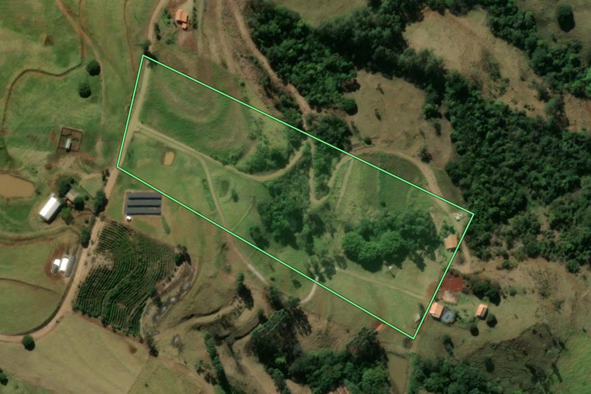 Imagem de satélite do imóvel rural em Bom Sucesso (PR), com o contorno declarado no CAR desenhado por cima.