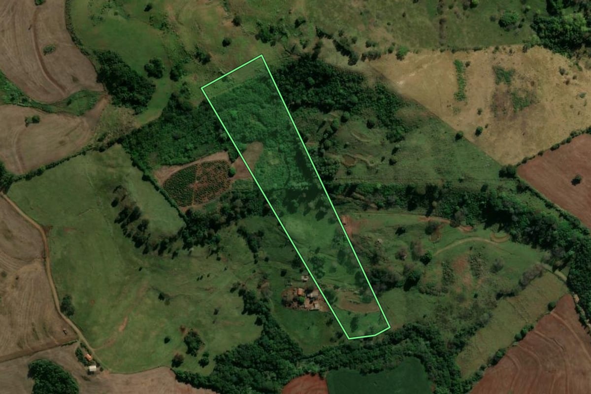 Imagem de satélite do imóvel rural em Bom Sucesso (PR), com o contorno declarado no CAR desenhado por cima.