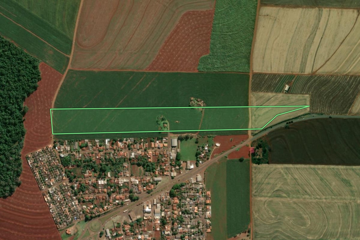 Imagem de satélite do imóvel rural em Bom Sucesso (PR), com o contorno declarado no CAR desenhado por cima.