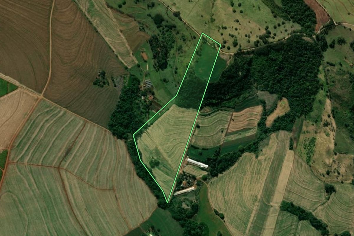 Imagem de satélite do imóvel rural em Bom Sucesso (PR), com o contorno declarado no CAR desenhado por cima.