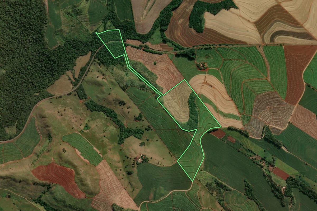Imagem de satélite do imóvel rural em Bom Sucesso (PR), com o contorno declarado no CAR desenhado por cima.