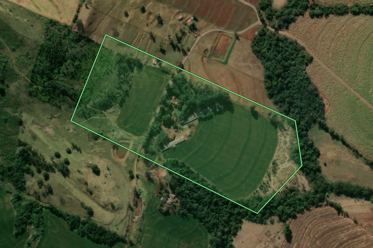 Imagem de satélite do imóvel rural em Bom Sucesso (PR), com o contorno declarado no CAR desenhado por cima.