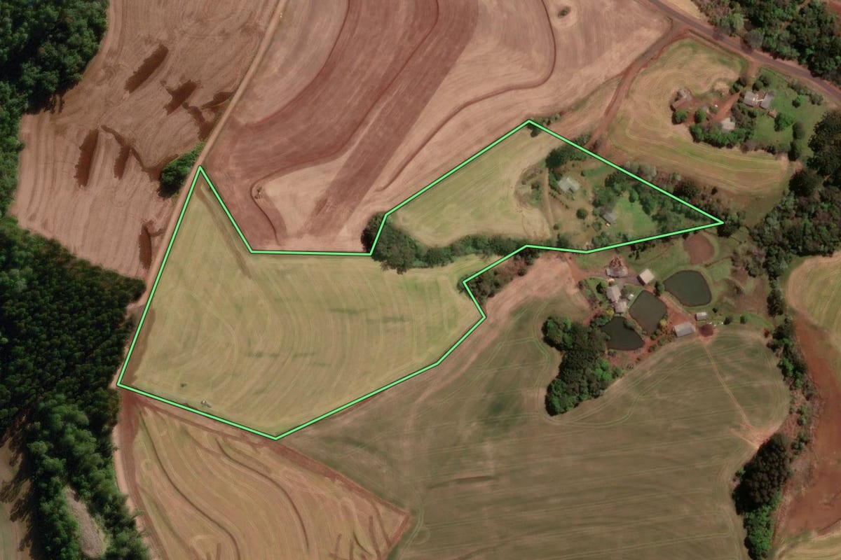 Imagem de satélite do imóvel rural em Bom Sucesso do Sul (PR), com o contorno declarado no CAR desenhado por cima.