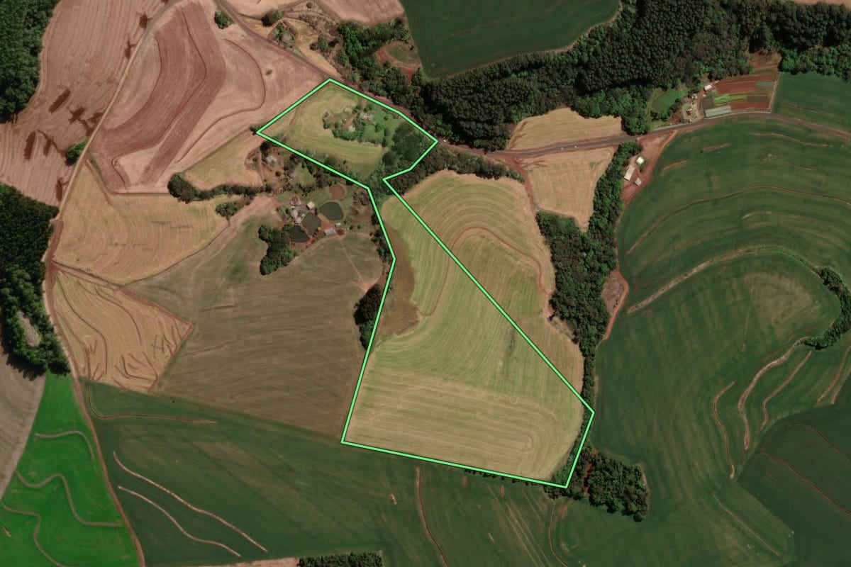 Imagem de satélite do imóvel rural em Bom Sucesso do Sul (PR), com o contorno declarado no CAR desenhado por cima.