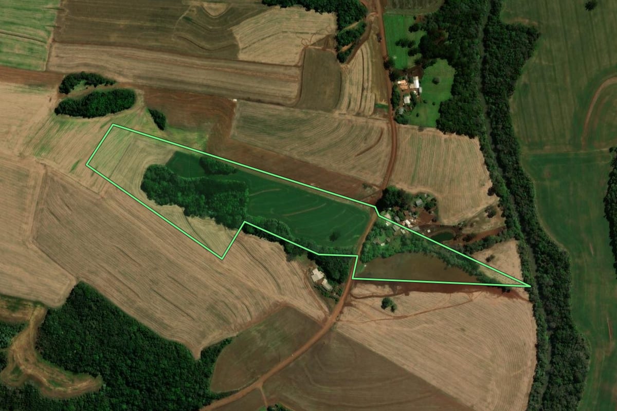 Imagem de satélite do imóvel rural em Bom Sucesso do Sul (PR), com o contorno declarado no CAR desenhado por cima.