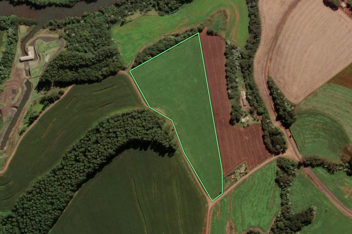Imagem de satélite do imóvel rural em Bom Sucesso do Sul (PR), com o contorno declarado no CAR desenhado por cima.