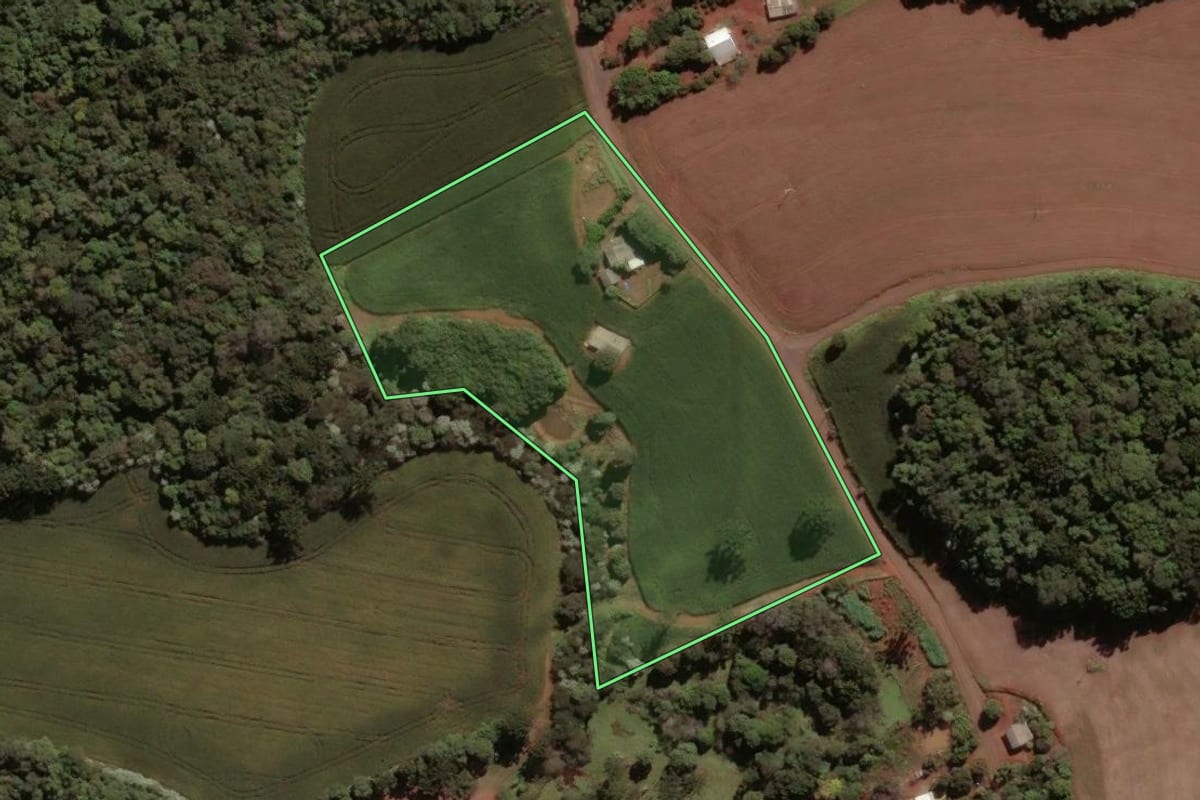Imagem de satélite do imóvel rural em Bom Sucesso do Sul (PR), com o contorno declarado no CAR desenhado por cima.