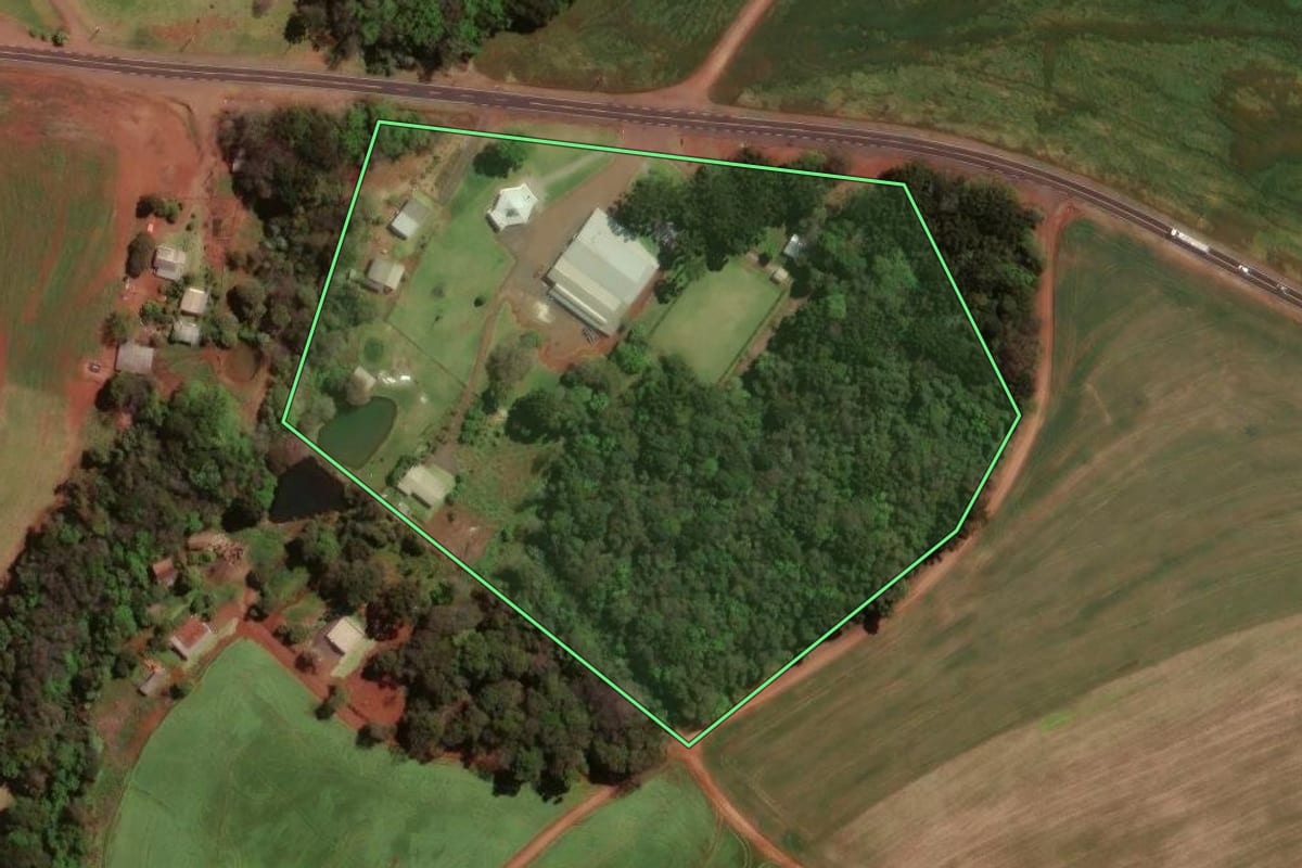 Imagem de satélite do imóvel rural em Bom Sucesso do Sul (PR), com o contorno declarado no CAR desenhado por cima.