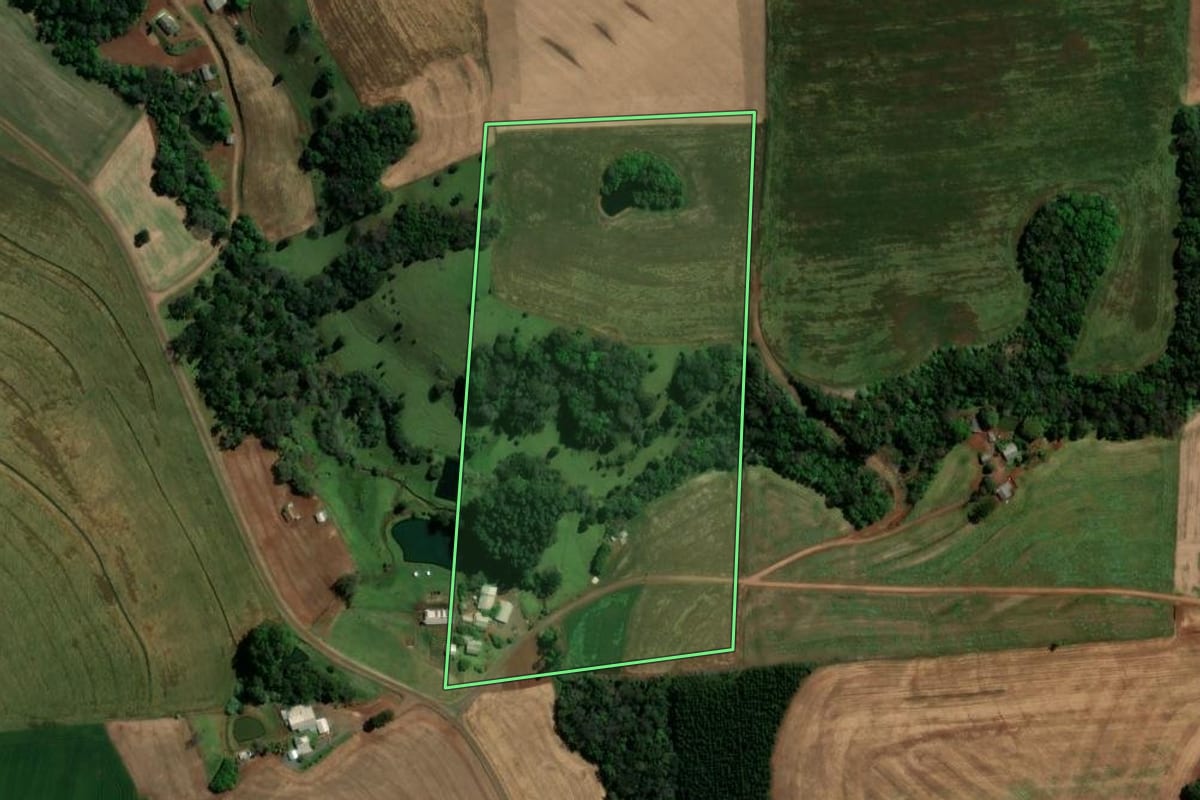 Imagem de satélite do imóvel rural em Bom Sucesso do Sul (PR), com o contorno declarado no CAR desenhado por cima.