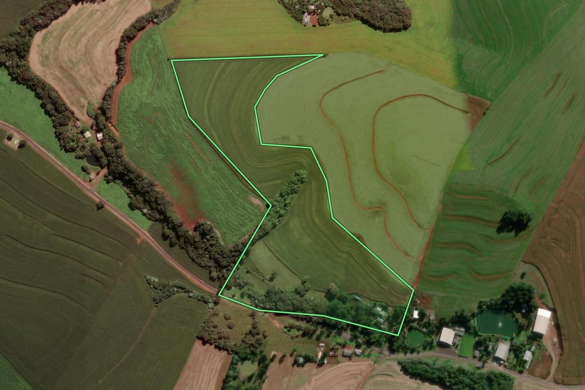 Imagem de satélite do imóvel rural em Bom Sucesso do Sul (PR), com o contorno declarado no CAR desenhado por cima.