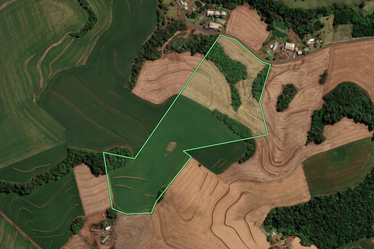 Imagem de satélite do imóvel rural em Bom Sucesso do Sul (PR), com o contorno declarado no CAR desenhado por cima.