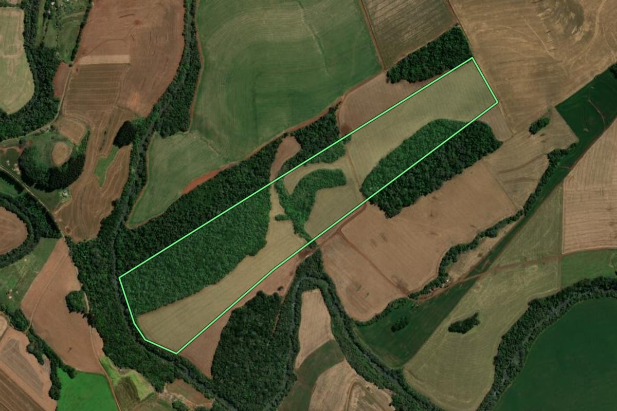 Imagem de satélite do imóvel rural em Bom Sucesso do Sul (PR), com o contorno declarado no CAR desenhado por cima.