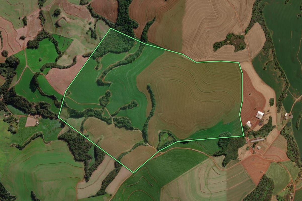 Imagem de satélite do imóvel rural em Bom Sucesso do Sul (PR), com o contorno declarado no CAR desenhado por cima.