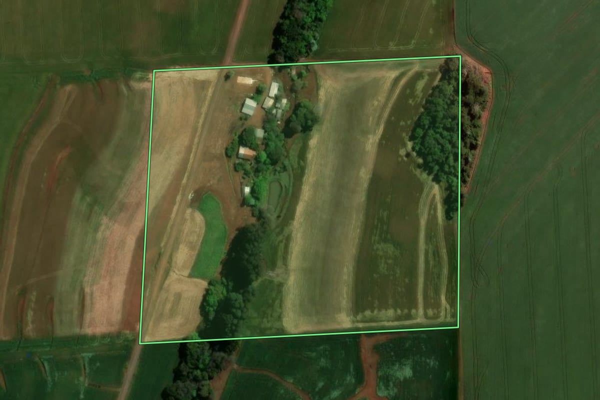 Imagem de satélite do imóvel rural em Bom Sucesso do Sul (PR), com o contorno declarado no CAR desenhado por cima.