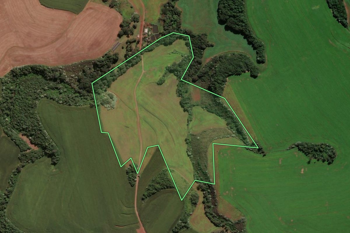 Imagem de satélite do imóvel rural em Bom Sucesso do Sul (PR), com o contorno declarado no CAR desenhado por cima.