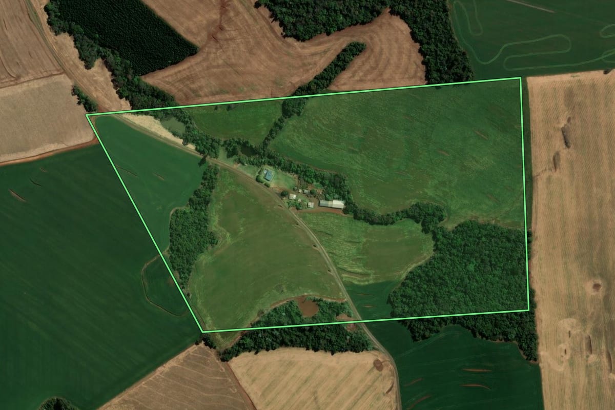 Imagem de satélite do imóvel rural em Bom Sucesso do Sul (PR), com o contorno declarado no CAR desenhado por cima.