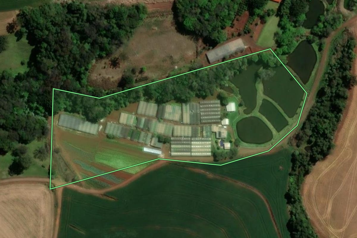Imagem de satélite do imóvel rural em Bom Sucesso do Sul (PR), com o contorno declarado no CAR desenhado por cima.
