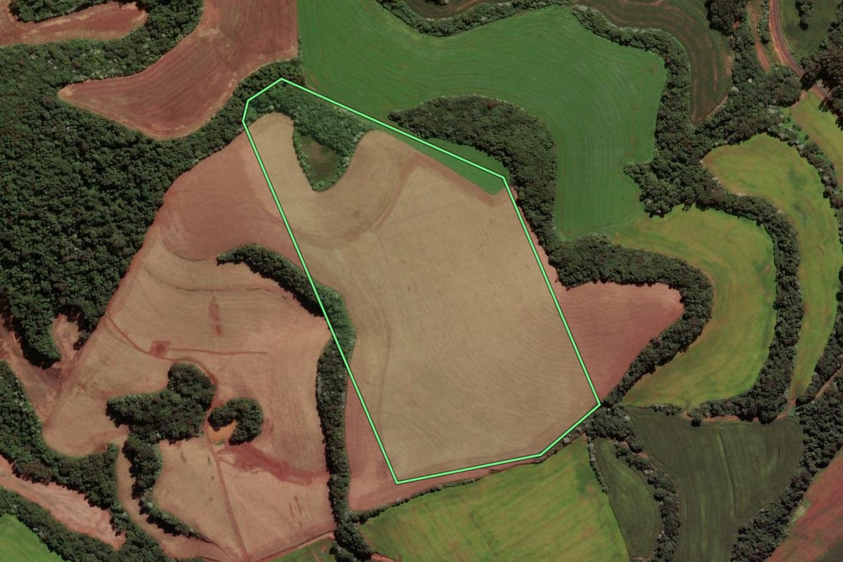 Imagem de satélite do imóvel rural em Bom Sucesso do Sul (PR), com o contorno declarado no CAR desenhado por cima.